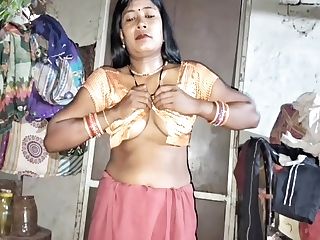 Indian Aunty Opening Her Utter Cloth And Finger-tickling Her Cooch